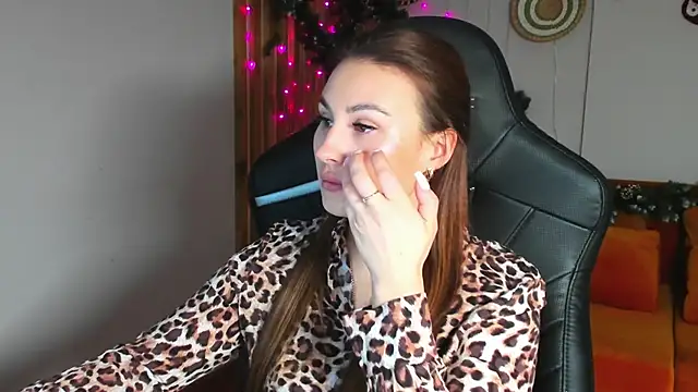 NoraFoxes online show from December 2025 05:25:02 AM