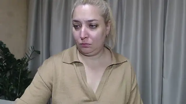 Snapshot of sweetpussy13 chatting on October 2025 06:12:01 AM sweetpussy13 online show from October 2025 06:12:01 AM