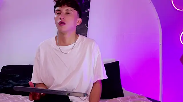 troye twink online show from December 2025 05:35:01 AM