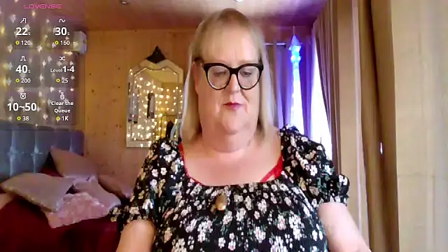 Curvy-Irish-CrystalX online show from April 2026 03:26:02 PM