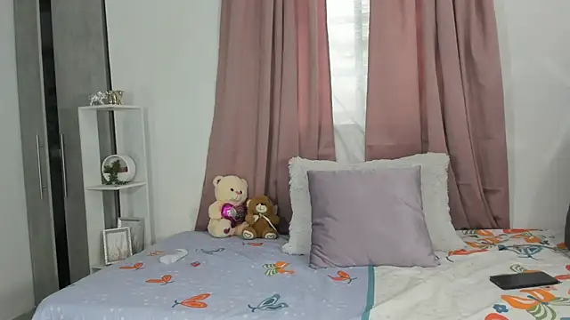 Annyeliz online show from April 2026 06:30:02 PM