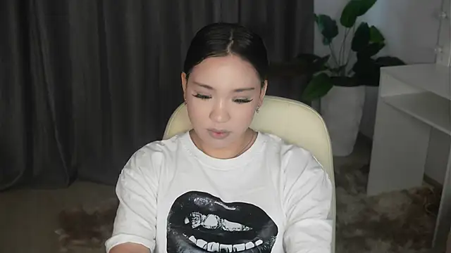 Snapshot of AyannaMilian chatting on December 2025 09:02:01 AM AyannaMilian online show from December 2025 09:02:01 AM