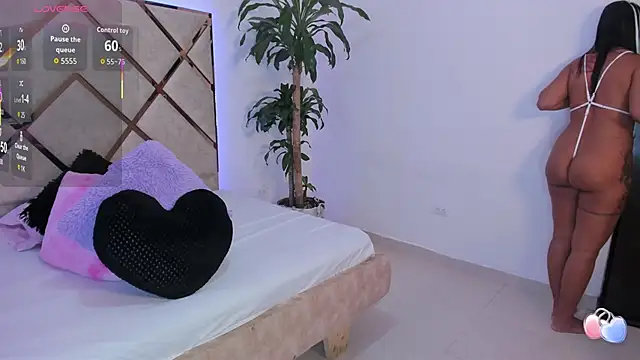 queenie staar online show from February 2026 09:24:02 PM