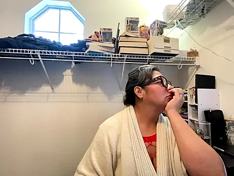 Snapshot of BettyWhispers chatting on December 2025 06:37:02 PM BettyWhispers online show from December 2025 06:37:02 PM