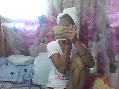 Snapshot of Petite_elise chatting on April 2026 04:37:02 AM Petite elise online show from April 2026 04:37:02 AM