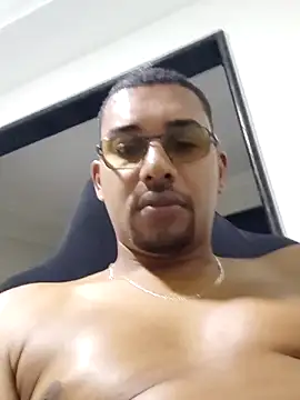Snapshot of Reis001122 chatting on June 2026 04:39:02 AM Reis001122 online show from June 2026 04:39:02 AM
