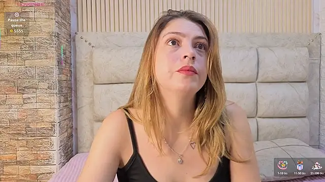 Snapshot of AngieLuxx_ chatting on December 2025 12:44:02 PM AngieLuxx online show from December 2025 12:44:02 PM