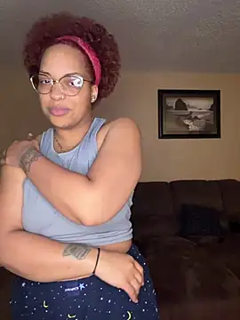 Snapshot of SweeTexasKyn chatting on May 2026 01:43:02 AM SweeTexasKyn online show from May 2026 01:43:02 AM