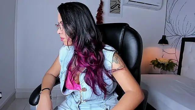 isa valverde online show from December 2025 03:45:02 AM