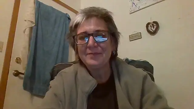 Snapshot of becky1111 chatting on May 2026 02:18:02 AM becky1111 online show from May 2026 02:18:02 AM