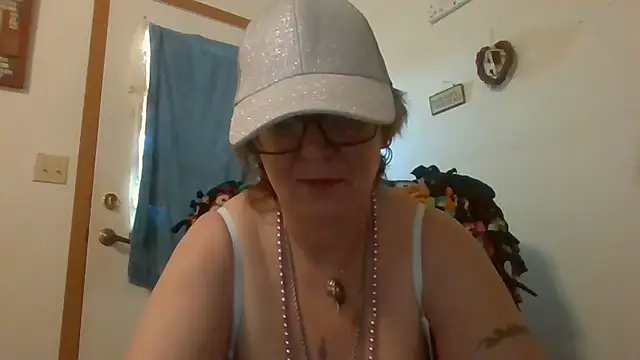 Snapshot of becky1111 chatting on May 2026 02:55:02 PM becky1111 online show from May 2026 02:55:02 PM