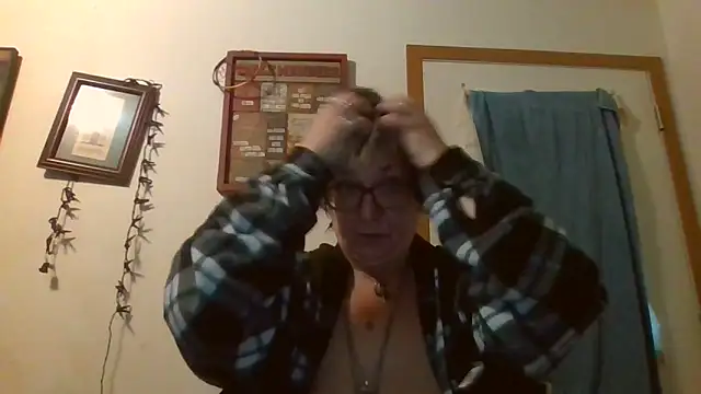 Snapshot of becky1111 chatting on May 2026 12:22:02 PM becky1111 online show from May 2026 12:22:02 PM