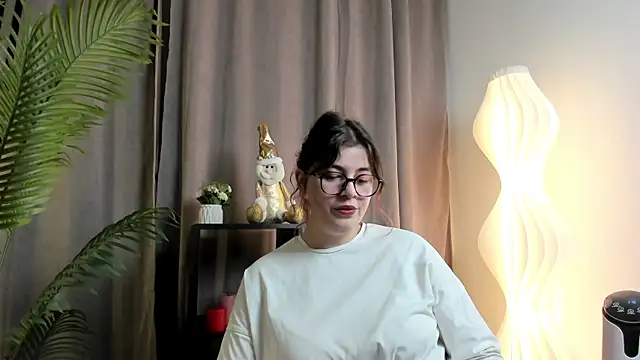 Snapshot of SuzieAllery chatting on December 2025 10:32:01 AM SuzieAllery online show from December 2025 10:32:01 AM