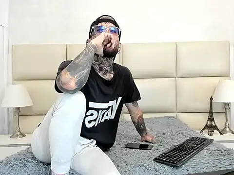 Snapshot of CalvinKorvus chatting on December 2025 09:43:02 PM CalvinKorvus online show from December 2025 09:43:02 PM