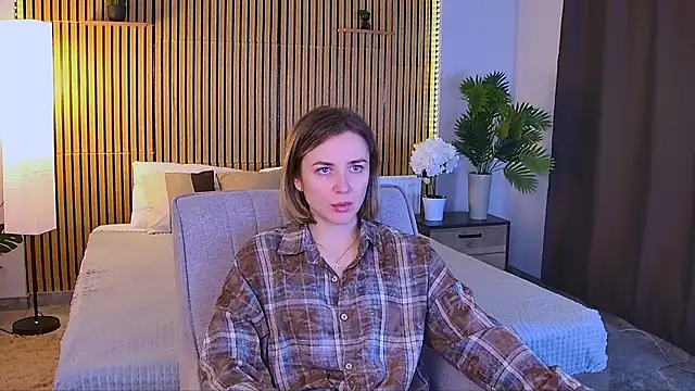 EmeraldGlow online show from April 2026 02:32:02 PM