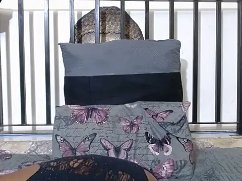 slenderbee2005 online show from January 2026 08:00:01 PM