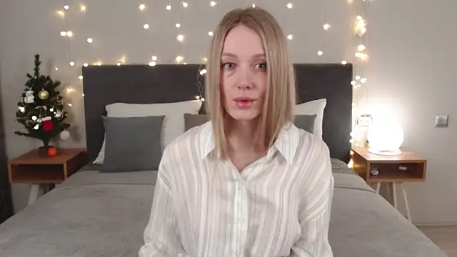 JuliMils online show from January 2026 03:10:01 AM