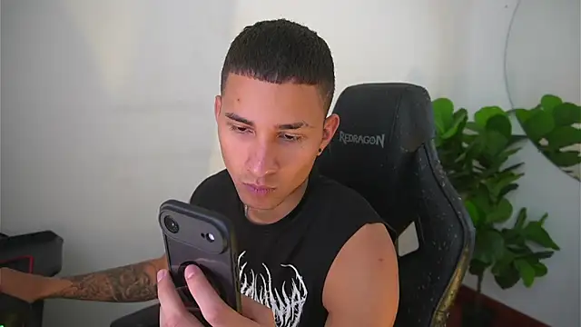 Snapshot of Thin_tommy11 chatting on December 2025 07:44:01 PM Thin tommy11 online show from December 2025 07:44:01 PM