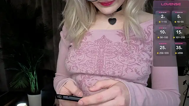 Snapshot of Alice_Mann chatting on January 2026 04:42:01 PM Alice Mann online show from January 2026 04:42:01 PM