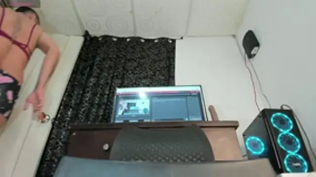 nickytabitch online show from April 2026 08:21:02 AM