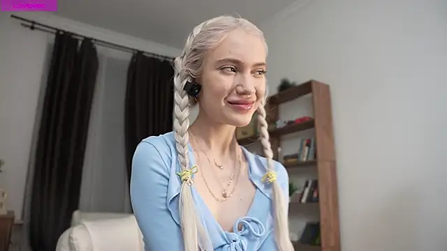 KristalCrowner online show from April 2026 07:33:02 PM