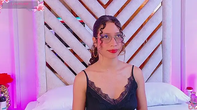 Snapshot of Suzie-Bingham chatting on January 2026 07:39:02 PM Suzie-Bingham online show from January 2026 07:39:02 PM