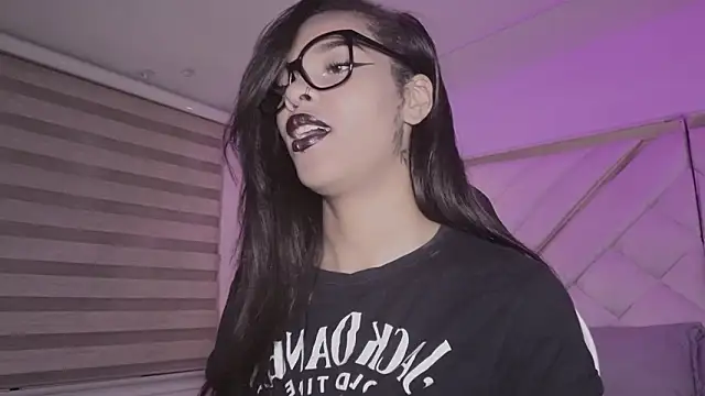 mia gatesvg online show from February 2026 03:00:02 AM