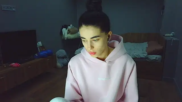 Vlada Elfie online show from April 2026 07:39:02 PM