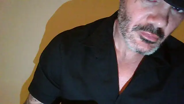 Snapshot of Yvar38 chatting on February 2026 09:51:02 PM Yvar38 online show from February 2026 09:51:02 PM