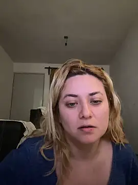 Snapshot of Lililuxx chatting on April 2026 07:22:01 AM Lililuxx online show from April 2026 07:22:01 AM
