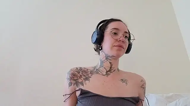 Snapshot of Dirty_Pink chatting on June 2026 08:48:01 AM Dirty Pink online show from June 2026 08:48:01 AM