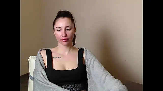 Snapshot of cammila_horn chatting on February 2026 06:40:02 AM cammila horn online show from February 2026 06:40:02 AM