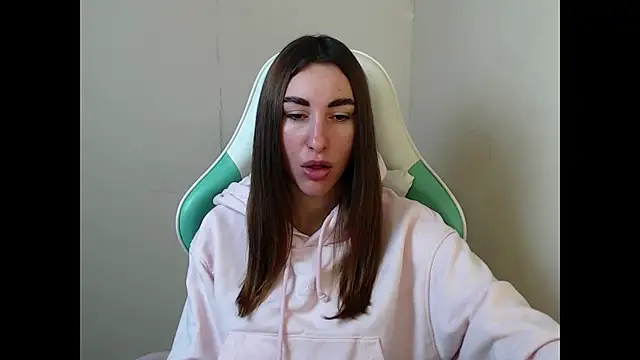 Snapshot of cammila_horn chatting on March 2026 06:19:01 AM cammila horn online show from March 2026 06:19:01 AM