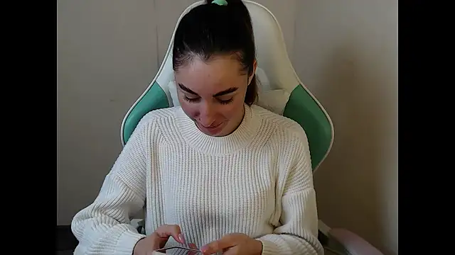 Snapshot of cammila_horn chatting on March 2026 06:30:02 AM cammila horn online show from March 2026 06:30:02 AM