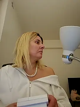 Amelia9798 online show from February 2026 06:39:01 PM