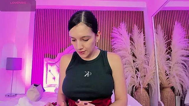 Snapshot of Violett_hott_ chatting on February 2026 12:32:01 PM Violett hott online show from February 2026 12:32:01 PM