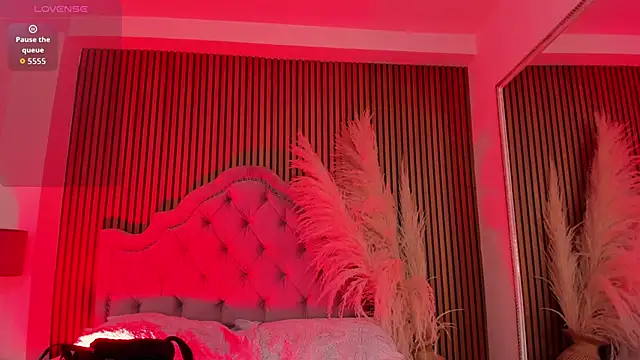 Snapshot of Violett_hott_ chatting on February 2026 01:04:01 PM Violett hott online show from February 2026 01:04:01 PM