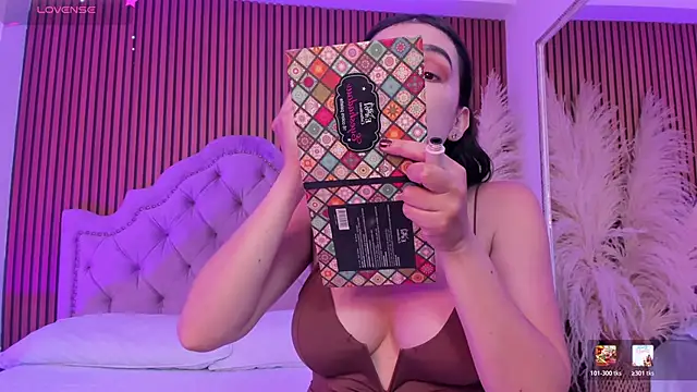 Snapshot of Violett_hott_ chatting on February 2026 12:56:02 PM Violett hott online show from February 2026 12:56:02 PM