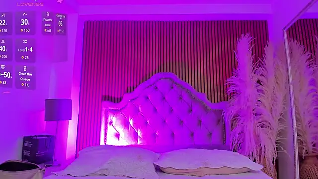 Snapshot of Violett_hott_ chatting on February 2026 01:29:01 PM Violett hott online show from February 2026 01:29:01 PM