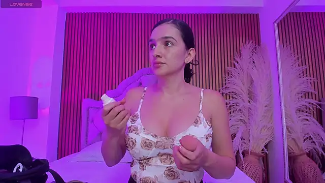 Snapshot of Violett_hott_ chatting on February 2026 01:01:02 PM Violett hott online show from February 2026 01:01:02 PM