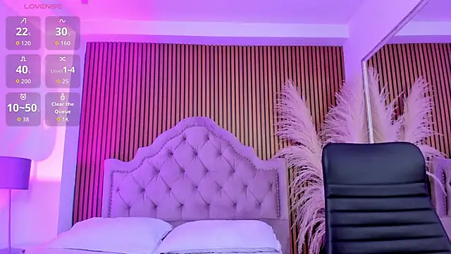 Snapshot of Violett_hott_ chatting on February 2026 01:11:02 PM Violett hott online show from February 2026 01:11:02 PM