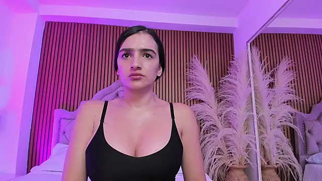 Snapshot of Violett_hott_ chatting on February 2026 01:01:02 PM Violett hott online show from February 2026 01:01:02 PM