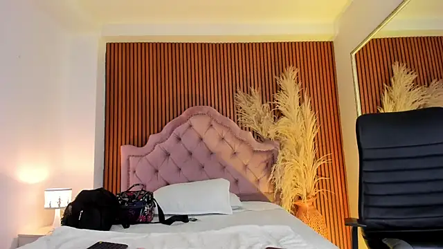 Snapshot of Violett_hott_ chatting on April 2026 12:58:01 PM Violett hott online show from April 2026 12:58:01 PM