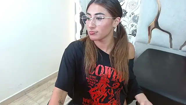 Snapshot of Livglow_tay chatting on January 2026 03:09:02 AM Livglow tay online show from January 2026 03:09:02 AM