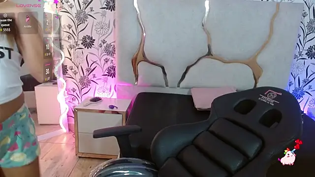 Snapshot of Livglow_tay chatting on January 2026 01:10:02 AM Livglow tay online show from January 2026 01:10:02 AM