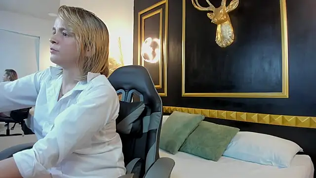 laia hatman online show from February 2026 03:00:02 AM