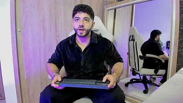 Snapshot of Thiago_moretti chatting on July 2026 01:18:01 AM Thiago moretti online show from July 2026 01:18:01 AM