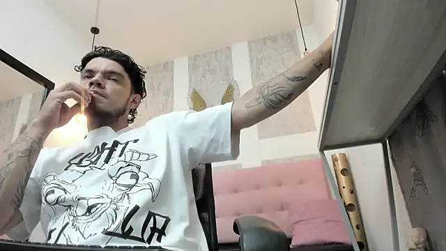 Enzo Turner online show from January 2026 03:33:01 AM