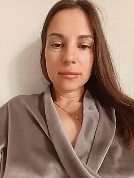 Snapshot of She-Moon chatting on July 2026 05:45:02 AM She-Moon online show from July 2026 05:45:02 AM