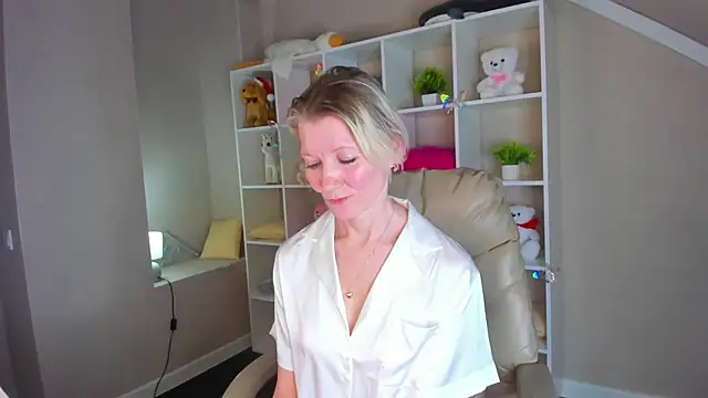 Snapshot of Julie_Lucas chatting on March 2026 02:39:02 AM Julie Lucas online show from March 2026 02:39:02 AM